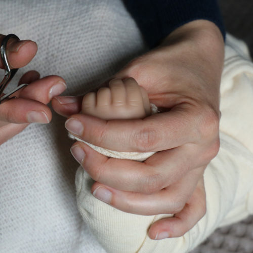 Fragen an die Hebamme: Wann darf man Babynägel schneiden?