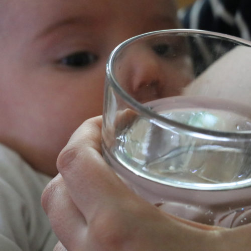 Fragen an die Hebamme: Wasser für Sommer-Stillbabys?