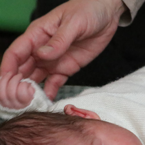 Sicherheit am Wickeltisch: immer eine Hand am Baby