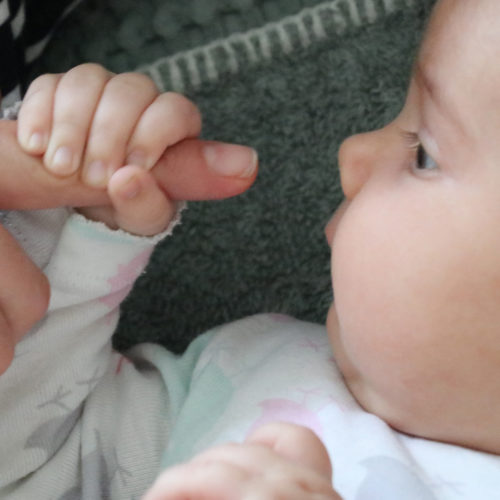Fragen an die Hebamme: Was hilft dem Baby bei Schnupfen?