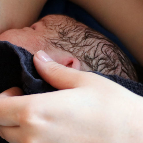 Wochenbettwissen: Bindung zum Baby aufbauen