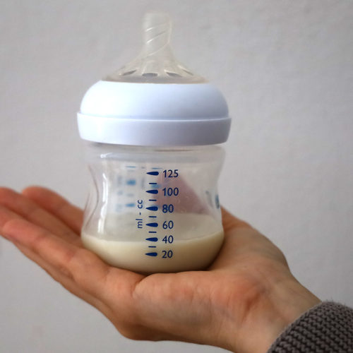Fragen an die Hebamme: Braucht mein Baby neben dem Stillen noch zusätzliche Nahrung?