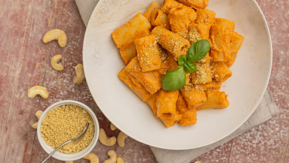 Cremige Ofenpaprika-Pasta mit Nussparmesan