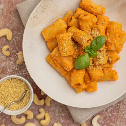 Cremige Ofenpaprika-Pasta mit Nussparmesan