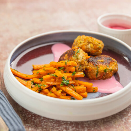 Grünkernbällchen mit Karottengemüse und rosa Dip