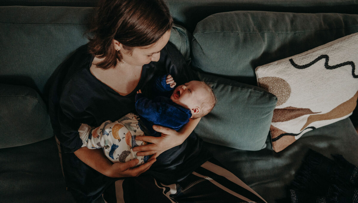 Baby begleiten Mutter Wochenbett