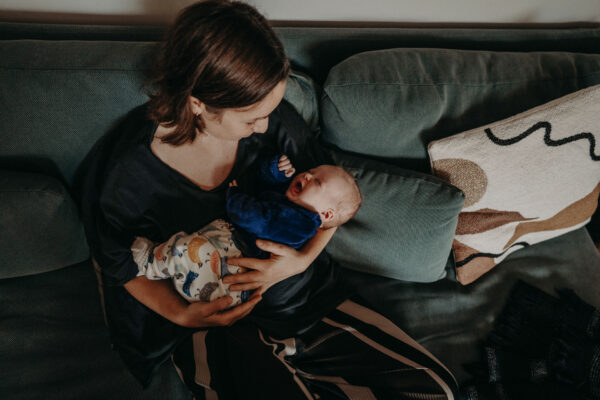 Baby begleiten Mutter Wochenbett