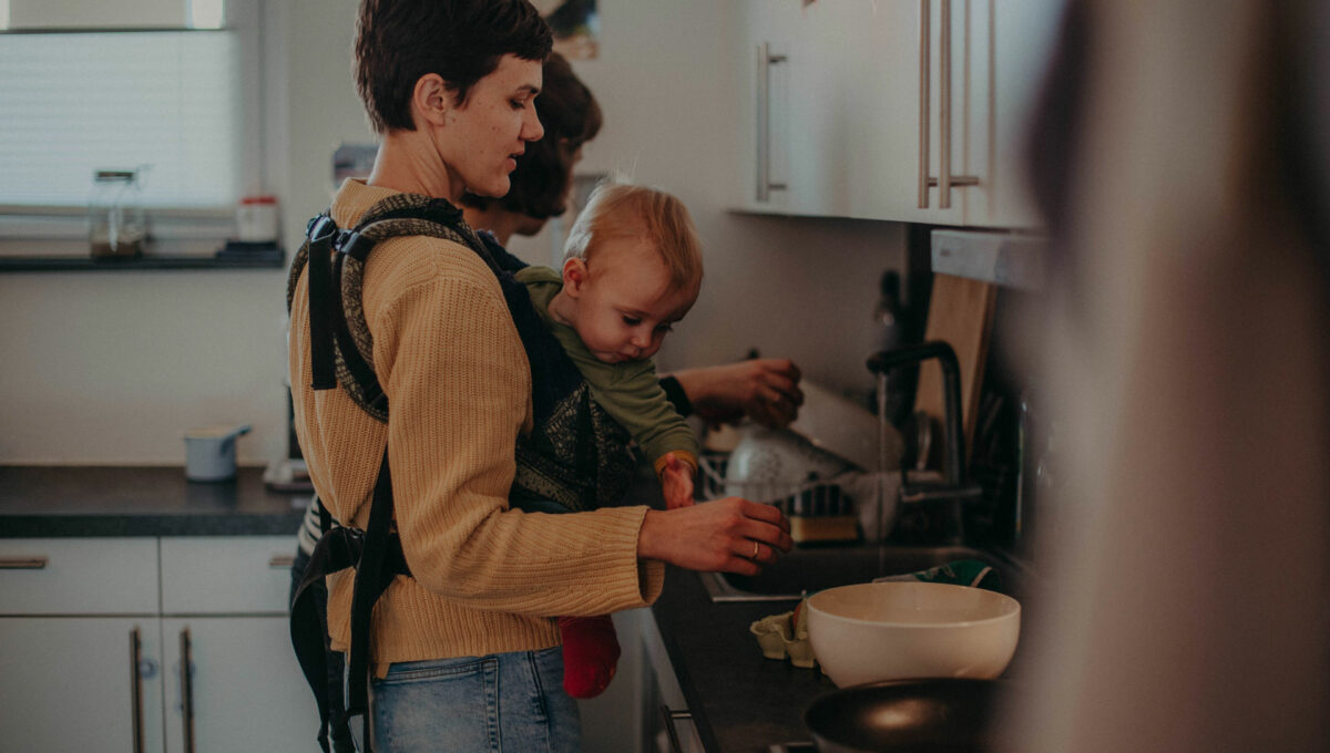 Regenbogenfamilie Kleinkind tragen Familienalltag