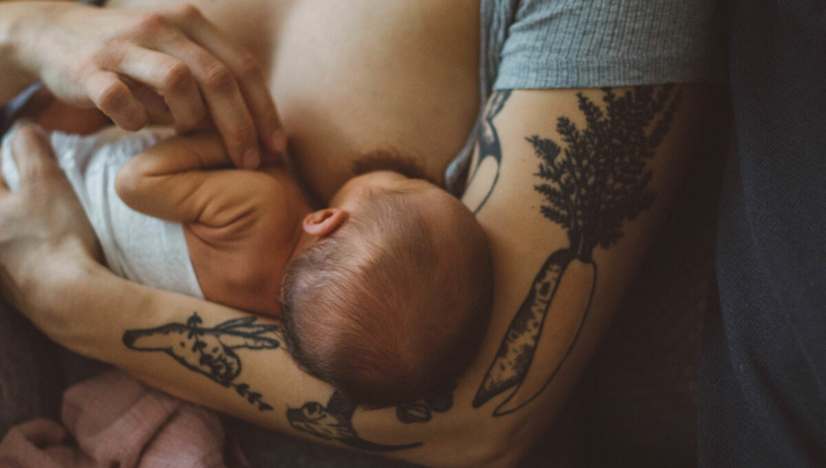 Baby Frau Tattoo auf dem Oberarm Stillen Mastitis Brustentzündung