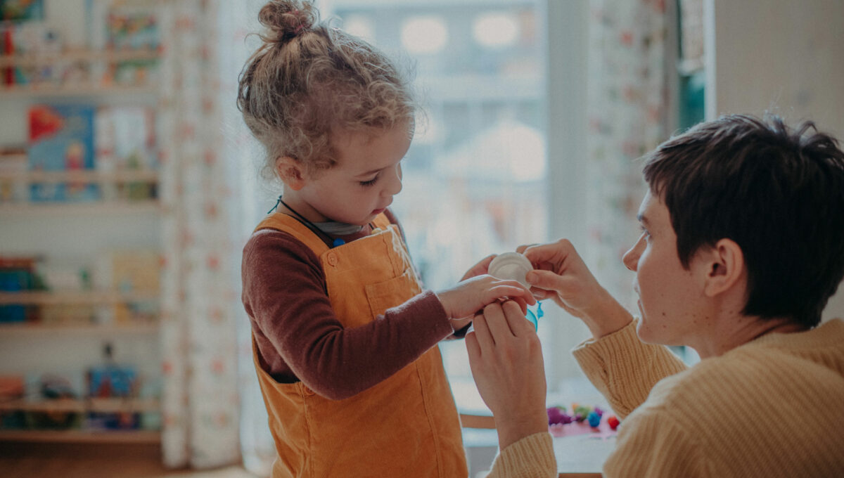 Mutter Kindergartenkind gemeinsam schauen :eine passenden Kitaplatz finden